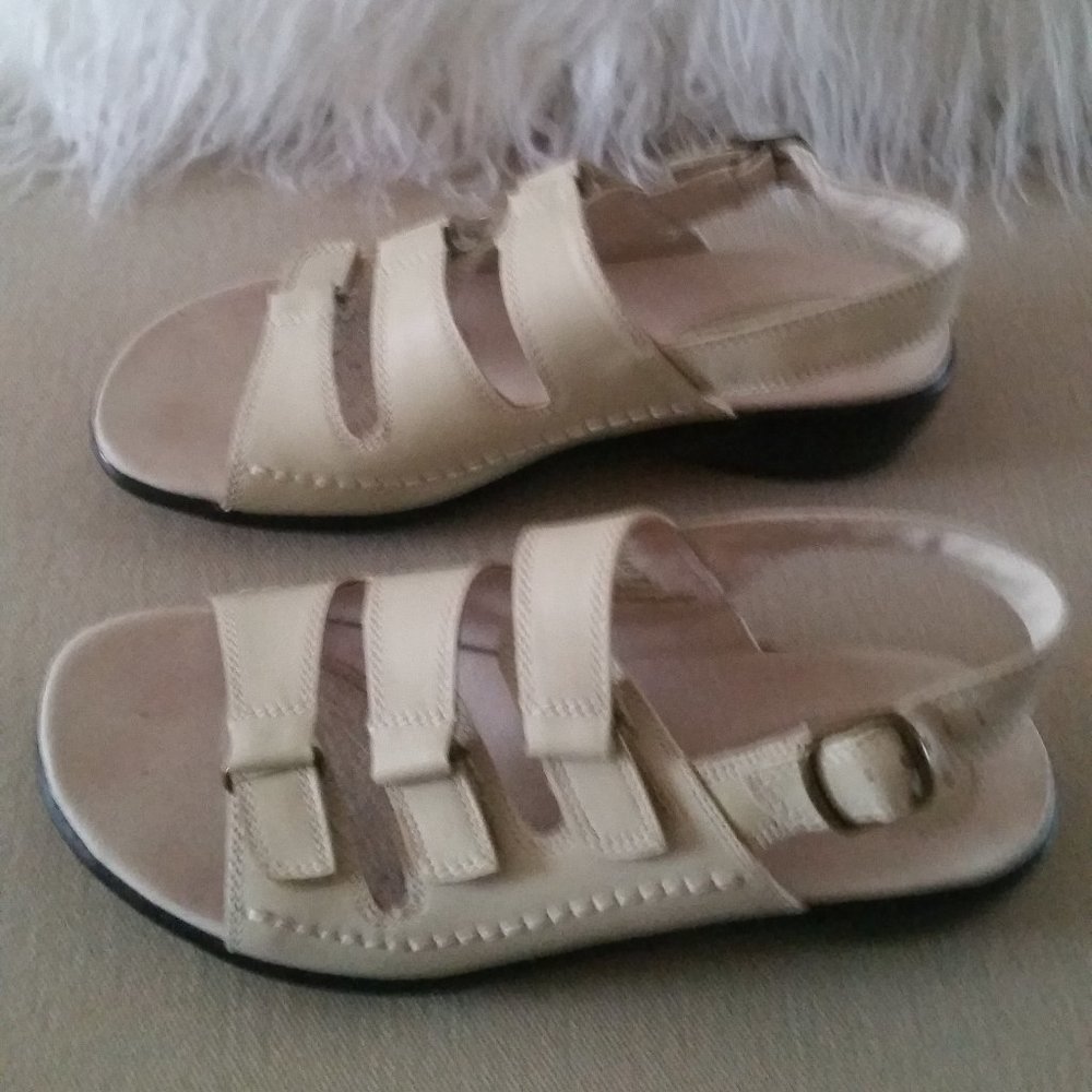 Naturalizer cream leather sandal NWOT
